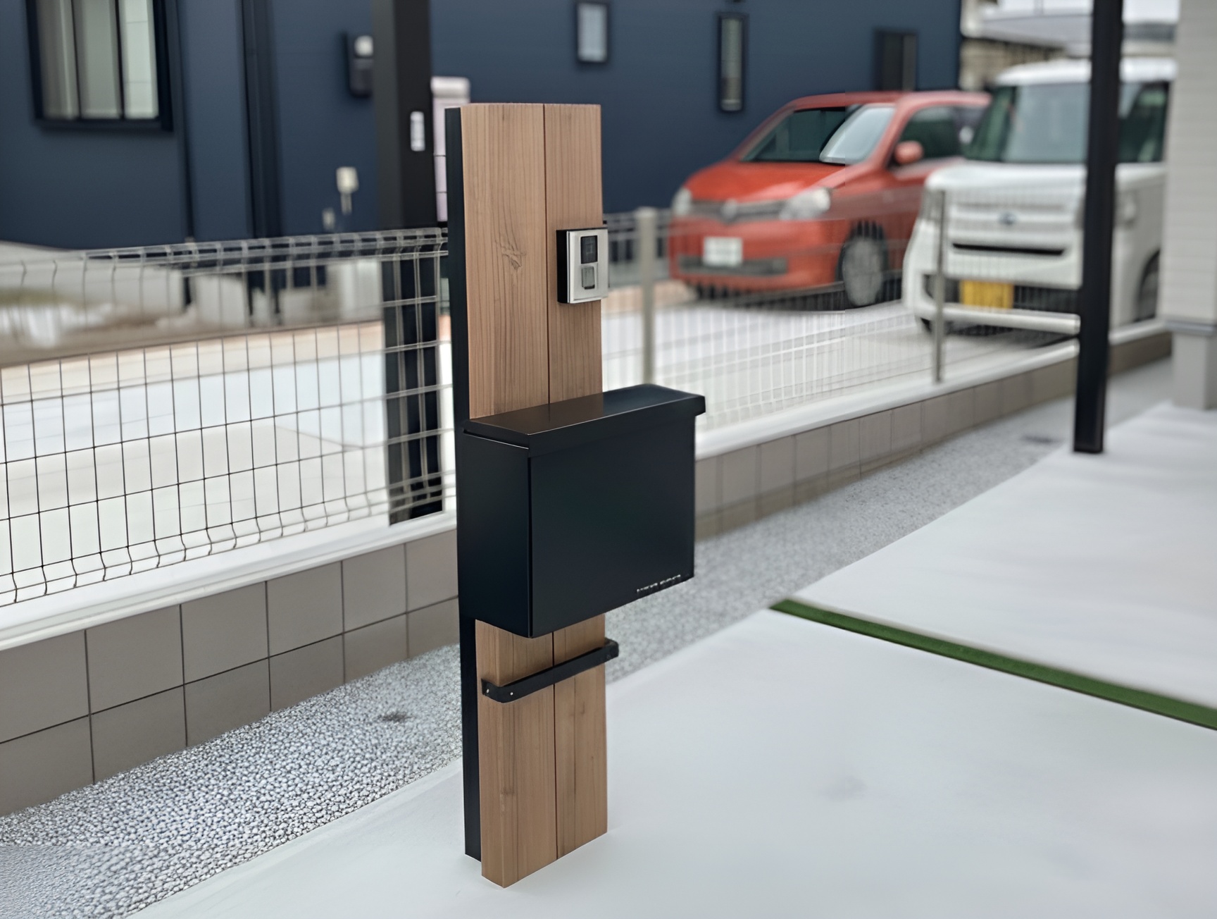 テラス屋根で繋がる玄関と機能門柱