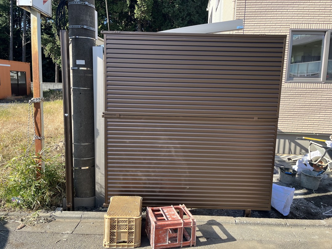 電柱を避けて設置したサイクルポート