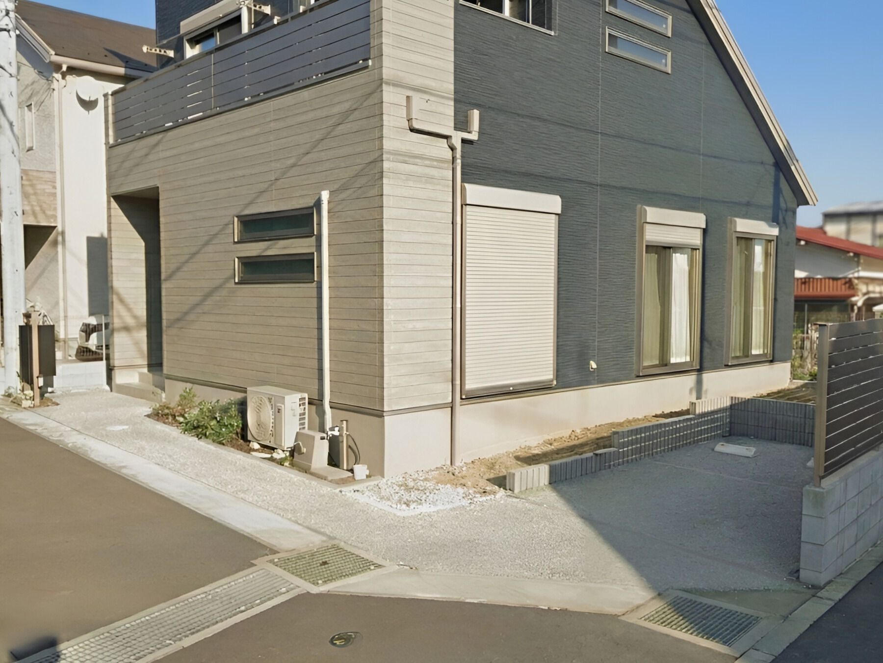 透水性コンクリートの駐車場と目隠しフェンス完成写真