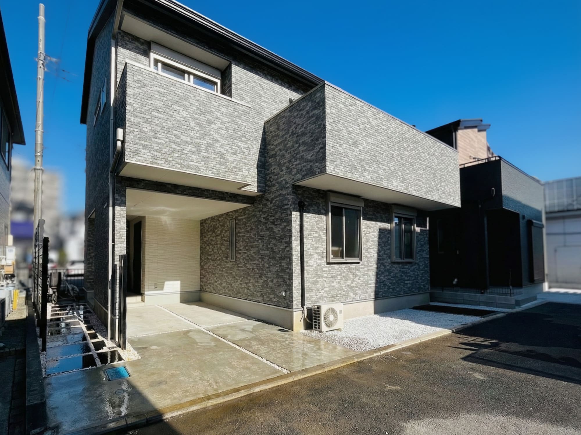 レガンテストーンのアプローチとモカ色のフェンス