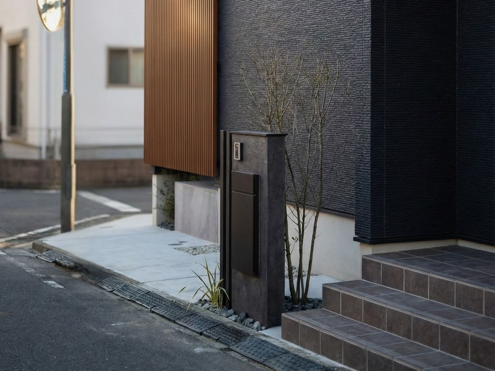 中庭の600角タイルデッキ