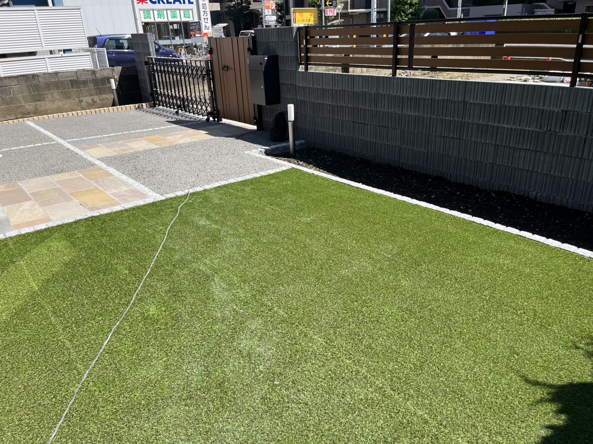 ペットガード門扉と人工芝の庭