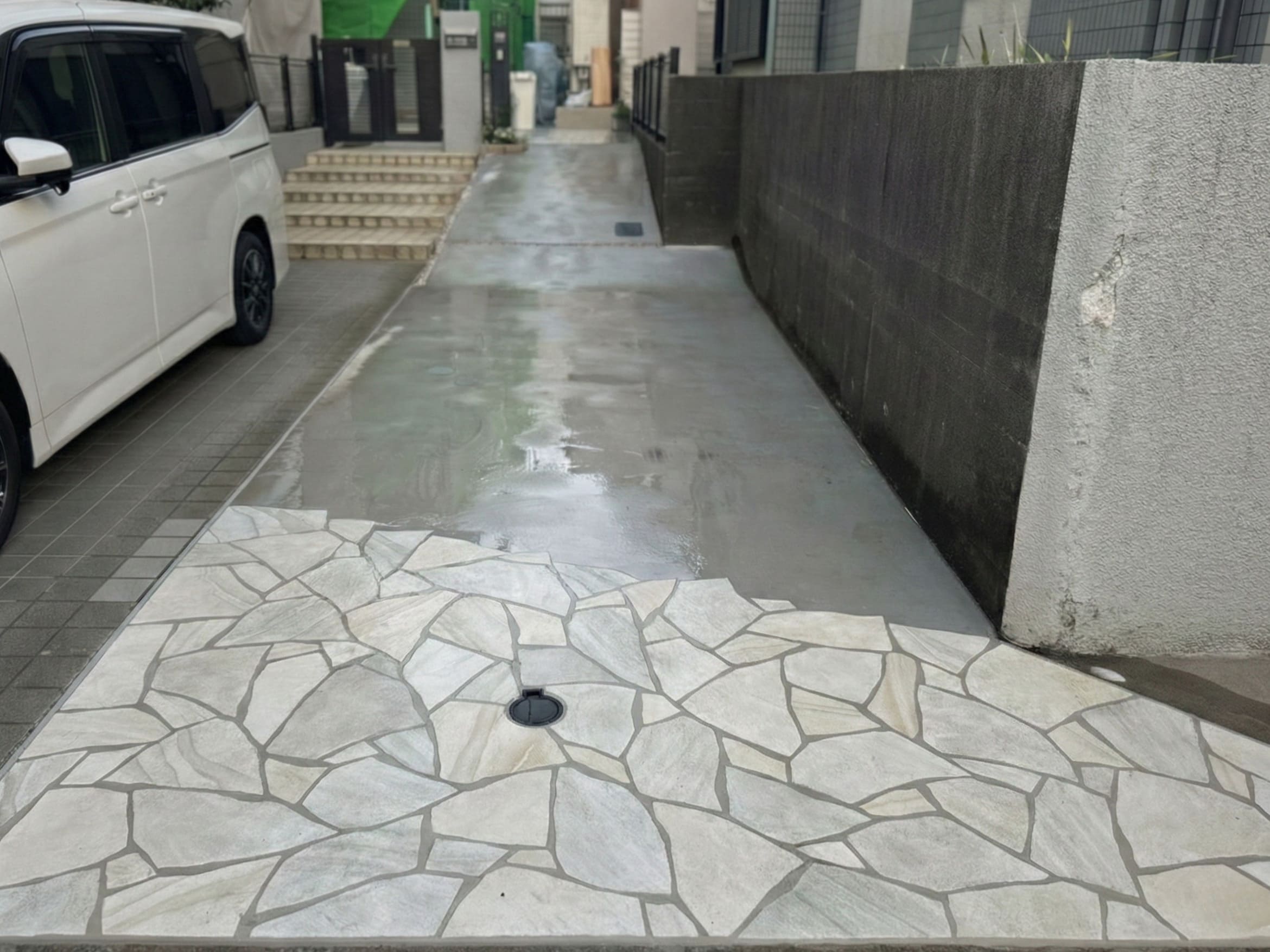 特殊タイル調仕上げのアプローチとLIXILコラゾン機能門柱