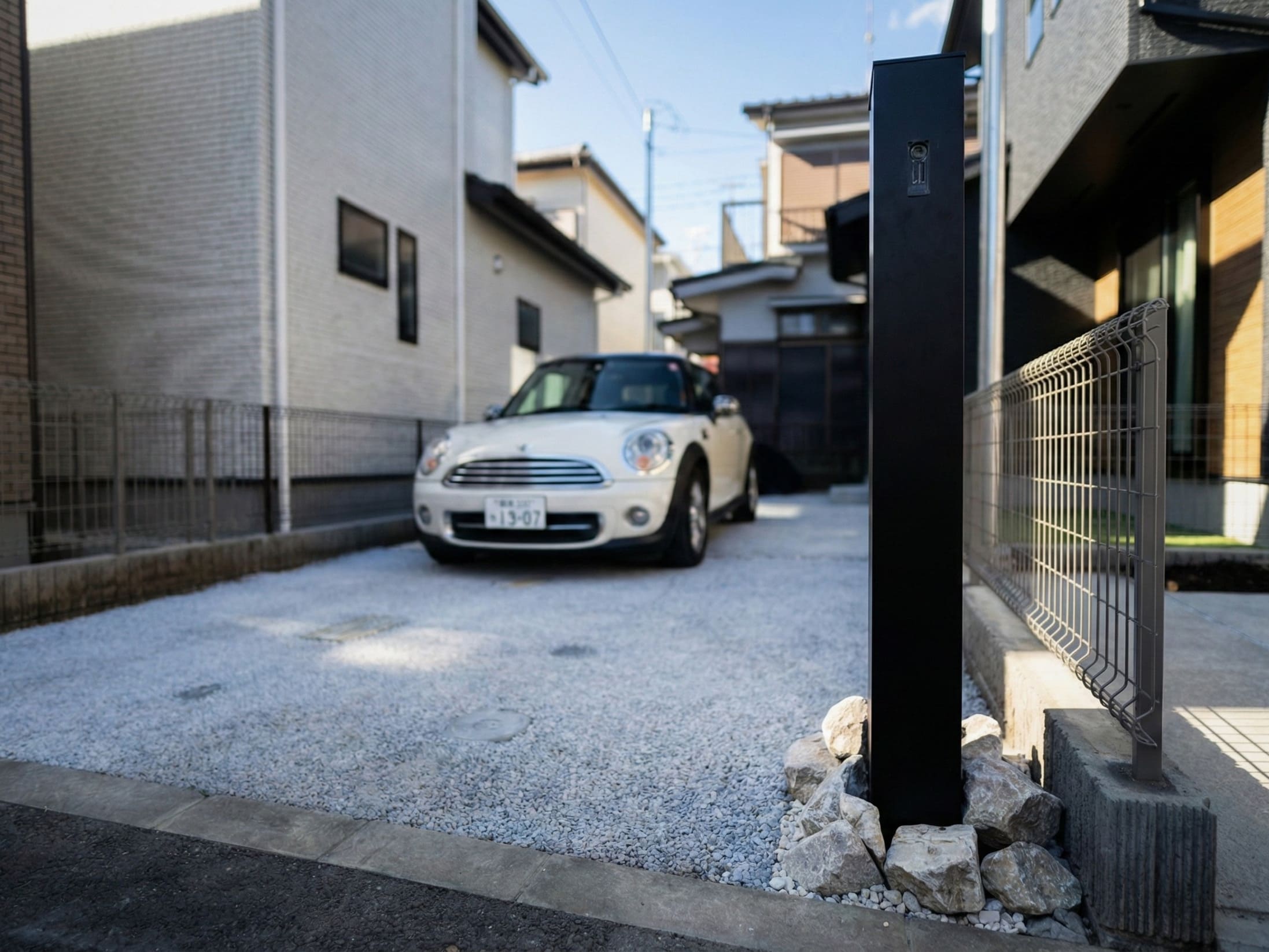 オスポールと足元のロックガーデン