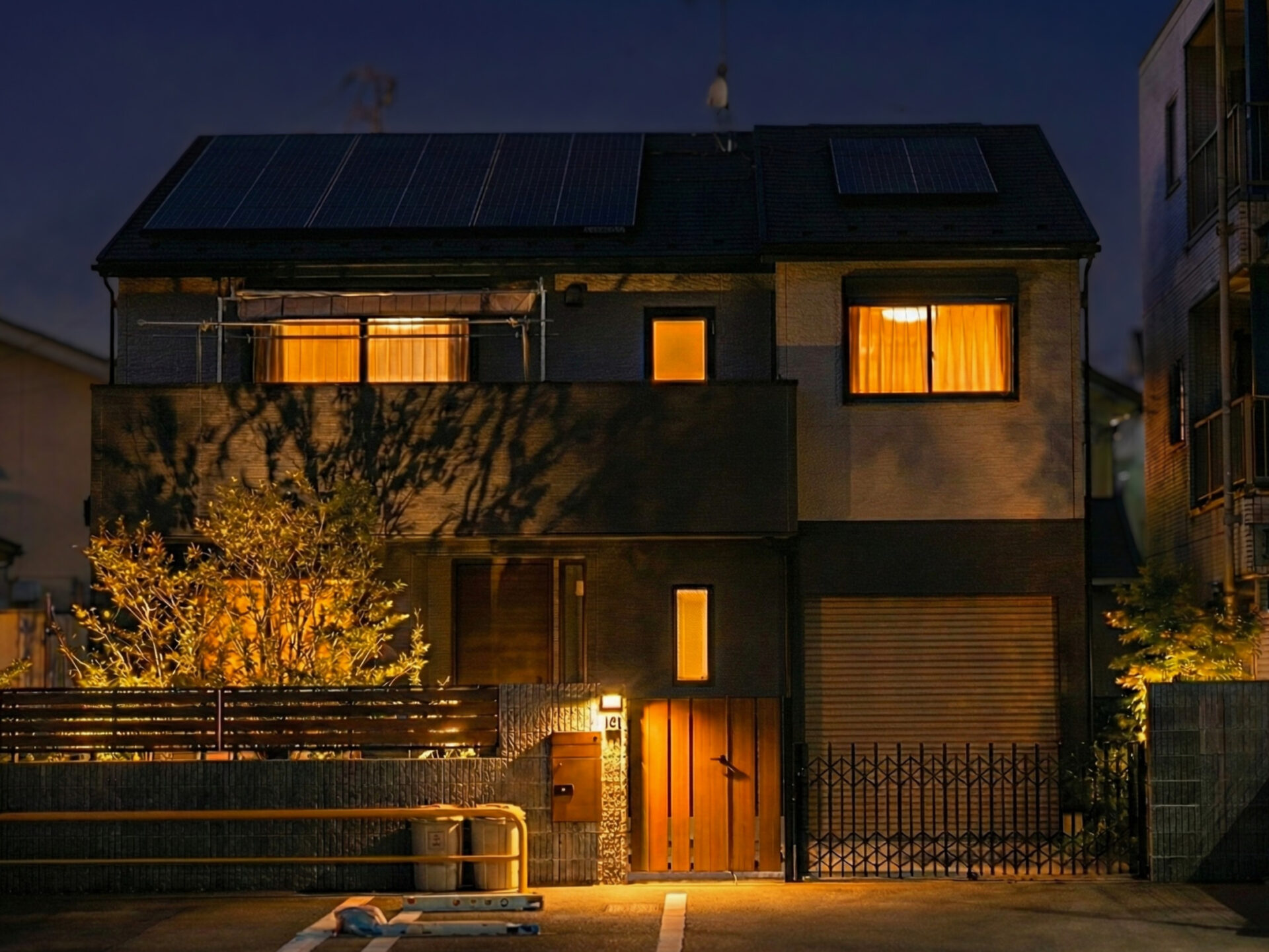 クローズ外構と透水性コンクリートのアプローチ